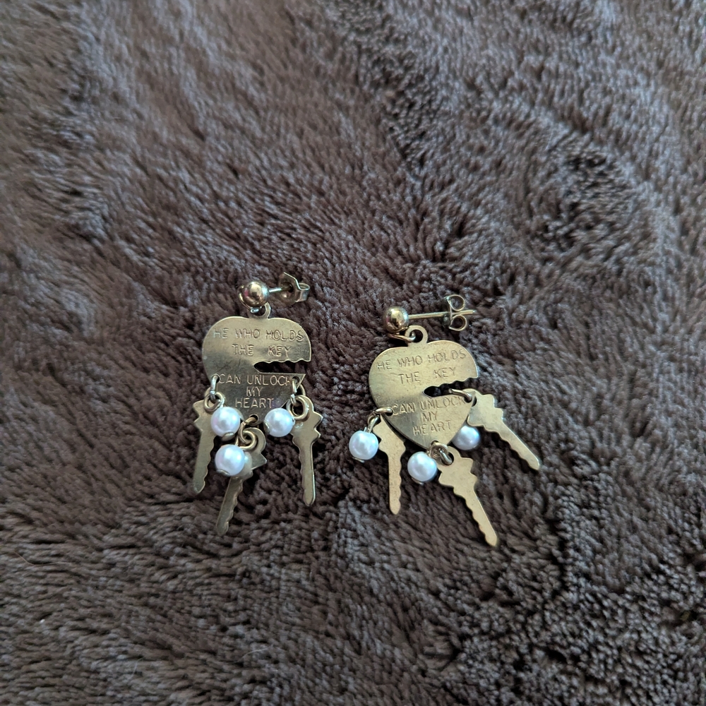 ❤️ Vintage Gold Key and Pearl Dangle Earrings🔑